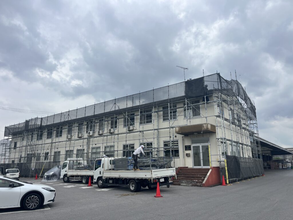 【小山市】企業様 屋根工事に伴う足場設置｜安全・丁寧な施工事例